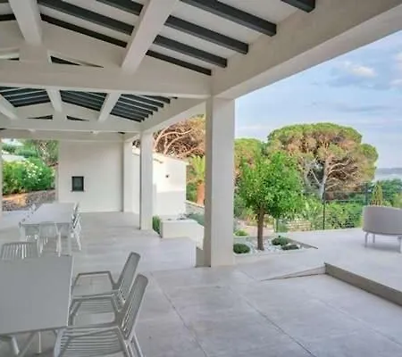 Great With Big Garden Near To The Beach