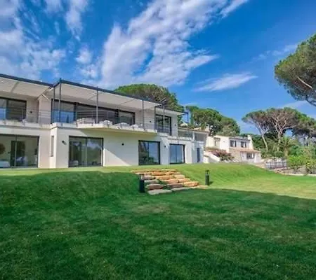 Great With Big Garden Near To The Beach Bed & Breakfast
